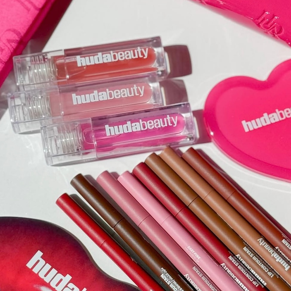 هودا بيوتي فو فيلر شايني ملمع  - مراجعة Huda Beauty Makeup Bag وسعره